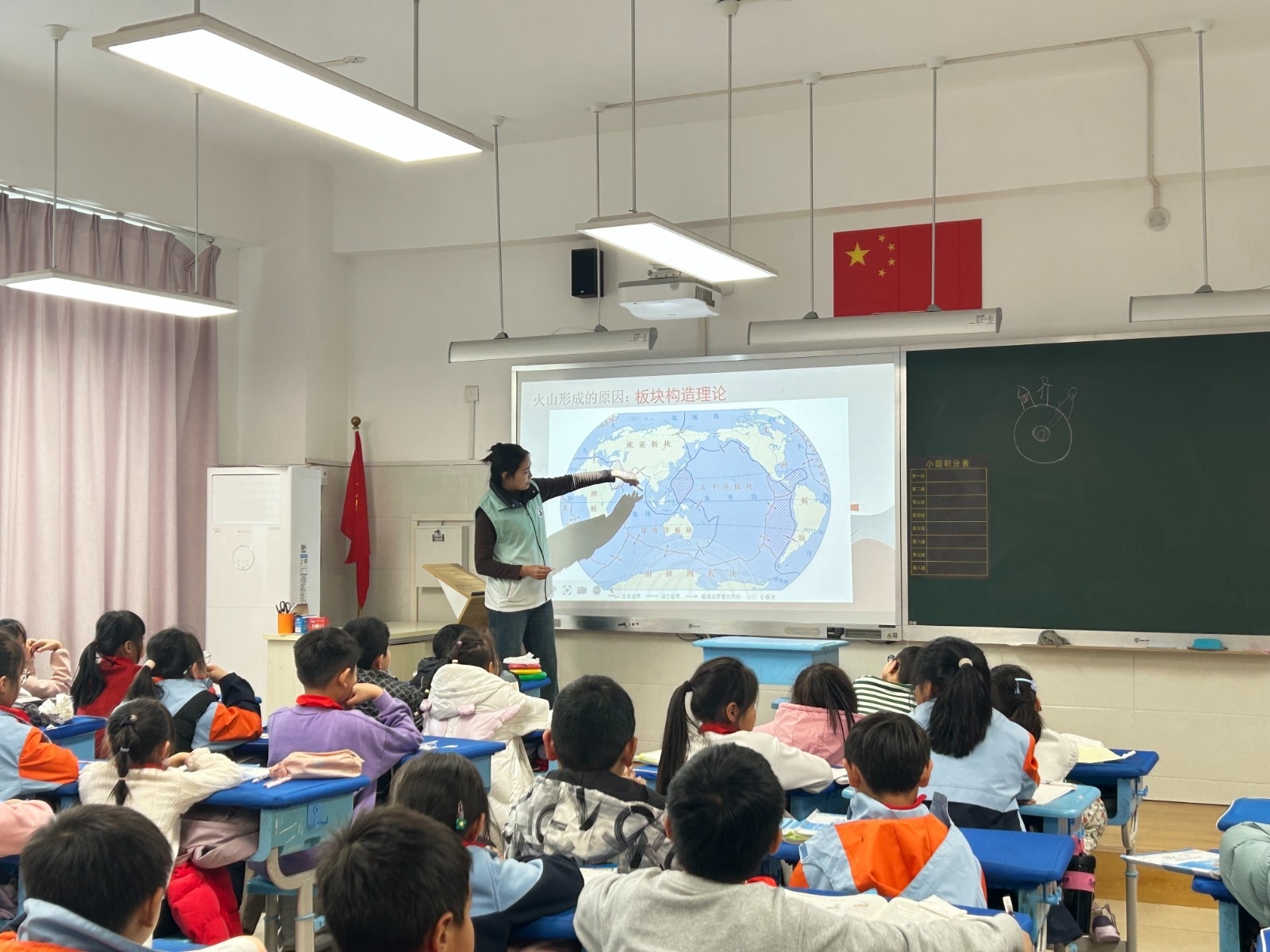 2024年12月3日地理与旅游学院郑州师范学院第二附属小学“峰岭探秘·地理奇境说”志愿服务活动6.jpg 2024年12月3日地理与旅游学院郑州师范学院第二附属小学“峰岭探秘·地理奇境说”志愿服务活动6.jpg